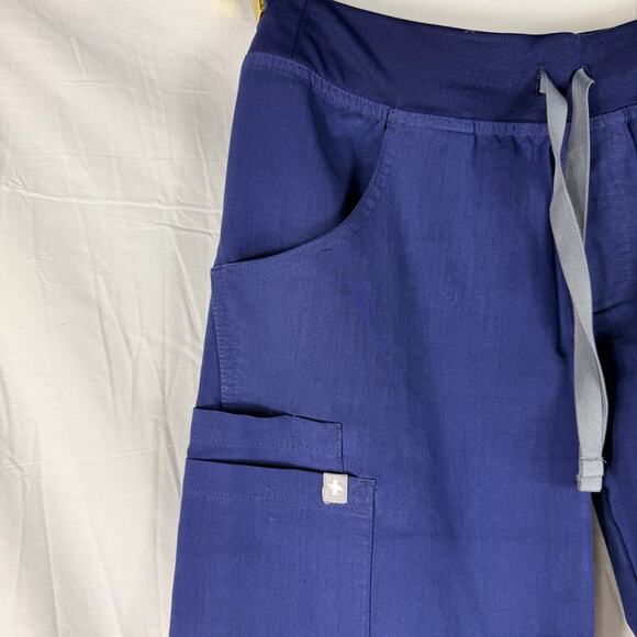 Women's FIGS Kade Cargo Scrubs Bottoms Size XS Petite Navy Blue #T21004P - Picture 6 of 9